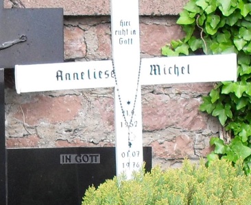 The inscription on the cross of the grave of Anneliese Michel